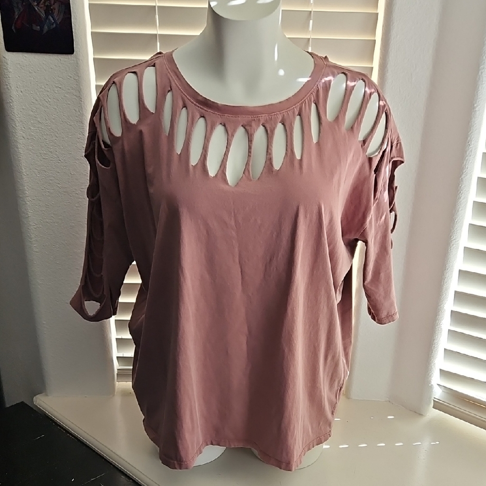 Torrid Mauve Distressed 3/4 Sleeve Classic Fit T-Shirt